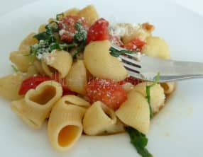 Pâtes à la roquette, tomates cerises et ail confit