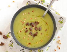 Velouté de courgettes, pignons et croûtons à l'ail