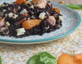 Salade de riz noir au saumon et abricots rôtis
