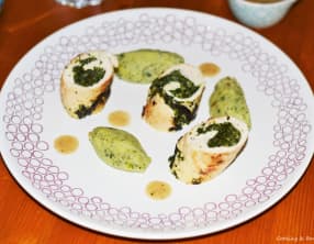 Poulet roulé aux épinards, purée à la courgette et gravy poivrée