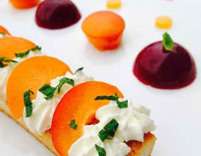 Gâteau à la noisette et fraîcheur d'abricots