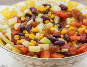 Salade de tomates, concombre, haricots rouges et maïs