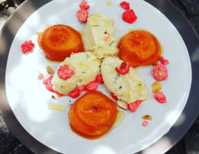 Abricots à la plancha, mascarpone au romarin et pralines