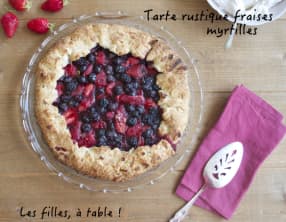 Tarte rustique aux fraises et myrtilles