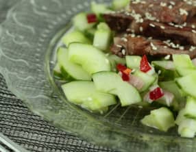 Salade de concombre aigre-piquante et bœuf grillé