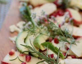 Légumes et fruits d'été en salade, poulet grillé