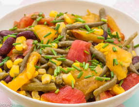Salade de tomates, haricots rouges, maïs et haricots verts