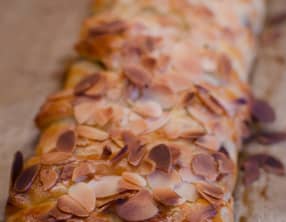 Tresse feuilletée au chocolat et aux amandes