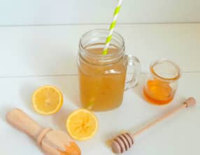 Thé vert glacé au citron et au miel