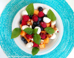 Salade de melon, myrtilles, framboises, feta et mozzarella
