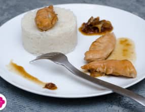 Poulet au caramel et sauce soja accompagné d'oignons caramélisés et de riz basmati