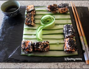 Tataki de saumon au sésame noir, concombre à l'huile de sésame grillé