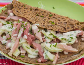 Galettes au jambon et au concombre
