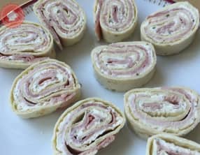 Toasts roulés de wraps au tartare et jambon