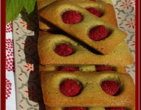 Financiers au thé matcha et framboises