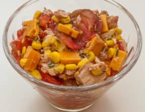 Salade de tomates, thon, pomelo, maïs