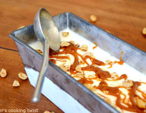 Glace maison facile au caramel au beurre salé et cacahuètes grillées