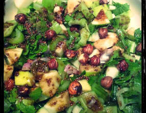 Salade de céleri aux pommes, noisettes et miel