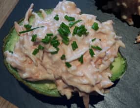 Avocat aux miettes de crabe et sa sauce cocktail