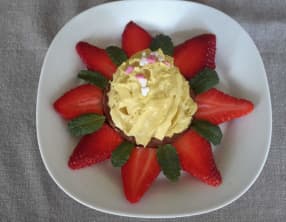 Croustillant praliné, chantilly pistache et sa fleur de fraises