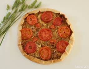 Tarte rustique au thon et au caviar d’aubergine