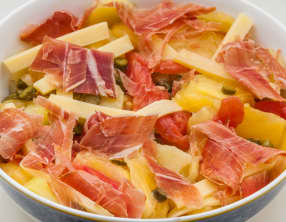 Salade de pommes de terre aux tomates anciennes, comté et jambon sec