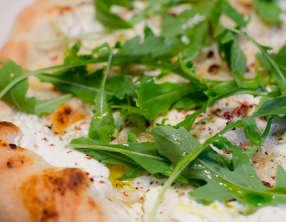 Pizza au chèvre frais, aux baies rouges et à la roquette