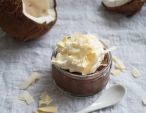 Pots de crème au chocolat noir et chantilly coco