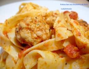 Tagliatelles à la tomate et aux boulettes de porc