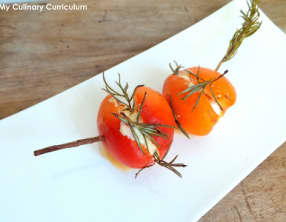 Brochettes d'abricots farcis au chèvre frais, miel et romarin