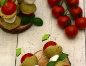 Brochettes apéritives au pesto, mozzarella et tomates cerises