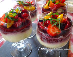 Crème vanillée aux fraises, cerises, myrtilles et tomates cerises sur lit de Spéculoos