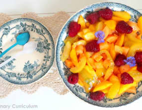 Salade de melon, pêches, prunes et framboises au sirop de gingembre