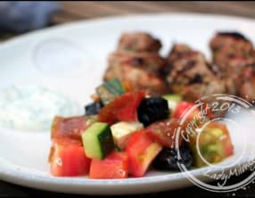 Salade grecque simplissime à la tomate et feta au concombre et olives noires