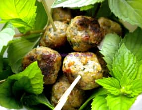 Petites boulettes de viande pour l’apéro et sauce tarator