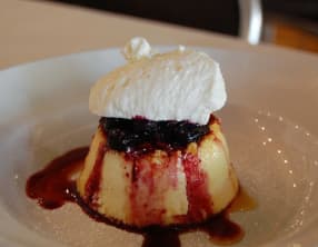 Flambi de semoule, à la vanille et aux pêches et son coulis