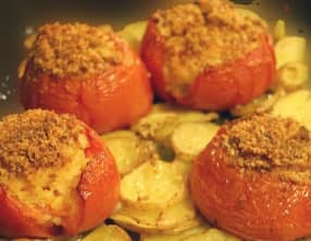 Tomates farcies à la purée, au jambon, Vache Qui Rit et fines herbes