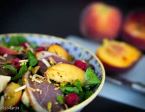 Salade pêches, framboises et magret fumé