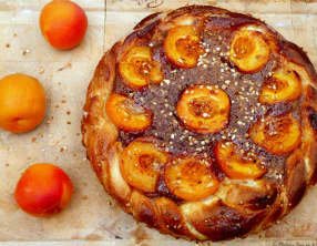 Tarte briochée aux abricots et praliné