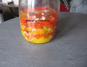 Poivrons jaunes et rouges marinés à l'ail et au basilic