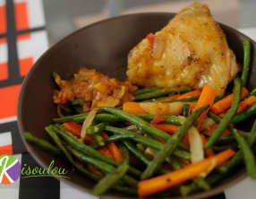 Poêlée de légumes haricots verts, carottes, oignons, ail