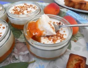 Pannacotta à l’amande et aux abricots miellés