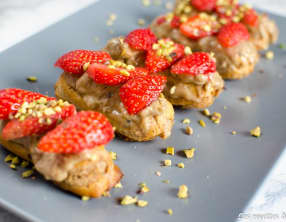 Éclair à la pistache et à la fraise