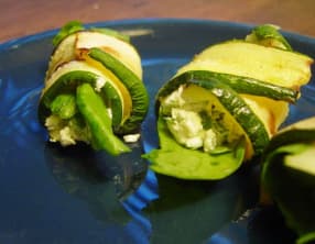 Rouleaux de courgettes farcis au fromage de chèvre doux, dinde, salade
