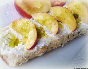 Tartine de chèvre et nectarine, huile de pistache