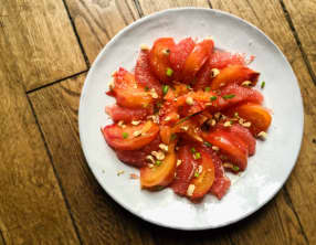 Tomate et pamplemousse rose