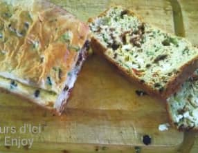 Cake salé courgette, feta, tomates confites, olives noires