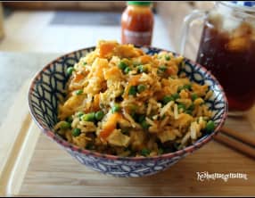 Riz frit à l'omelette sauce sriracha