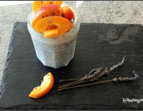 Pudding de Chia au lait de coco , aux abricots et à la lavande