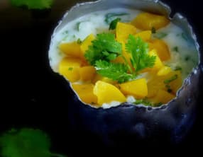 Riz au lait de coco, pêches et coriandre